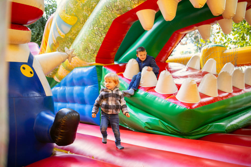alquilar castillo hinchable Anima'ns Animación infantil para eventos, bodas, comuniones...