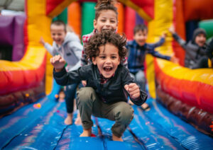 castillo hinchable con ninos ninas Anima'ns Animación infantil para eventos, bodas, comuniones...